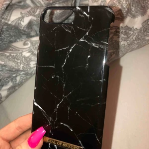  - ideal of sweden skal till iphone 7/8 +, som ni ser på bilderna är det lite sönder vid hörnen uppe på mobilskalet.  Kan mötas upp i Linköping(östergötland) annars står köparen för frakten. 💛 