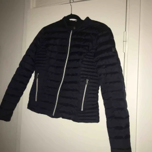  - Har använd jackan inte mer än 5 gånger Den är i storlek 38  Marinblå Rock and blue jacka i ny skick  