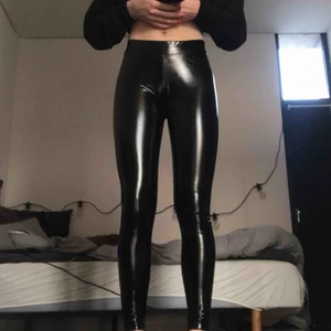  - Snygga lackade byxor, använda en gång pga stora i midjan. köptes för 400 säljer för 100. Stretchiga. Möts i Karlstad eller fraktar. 