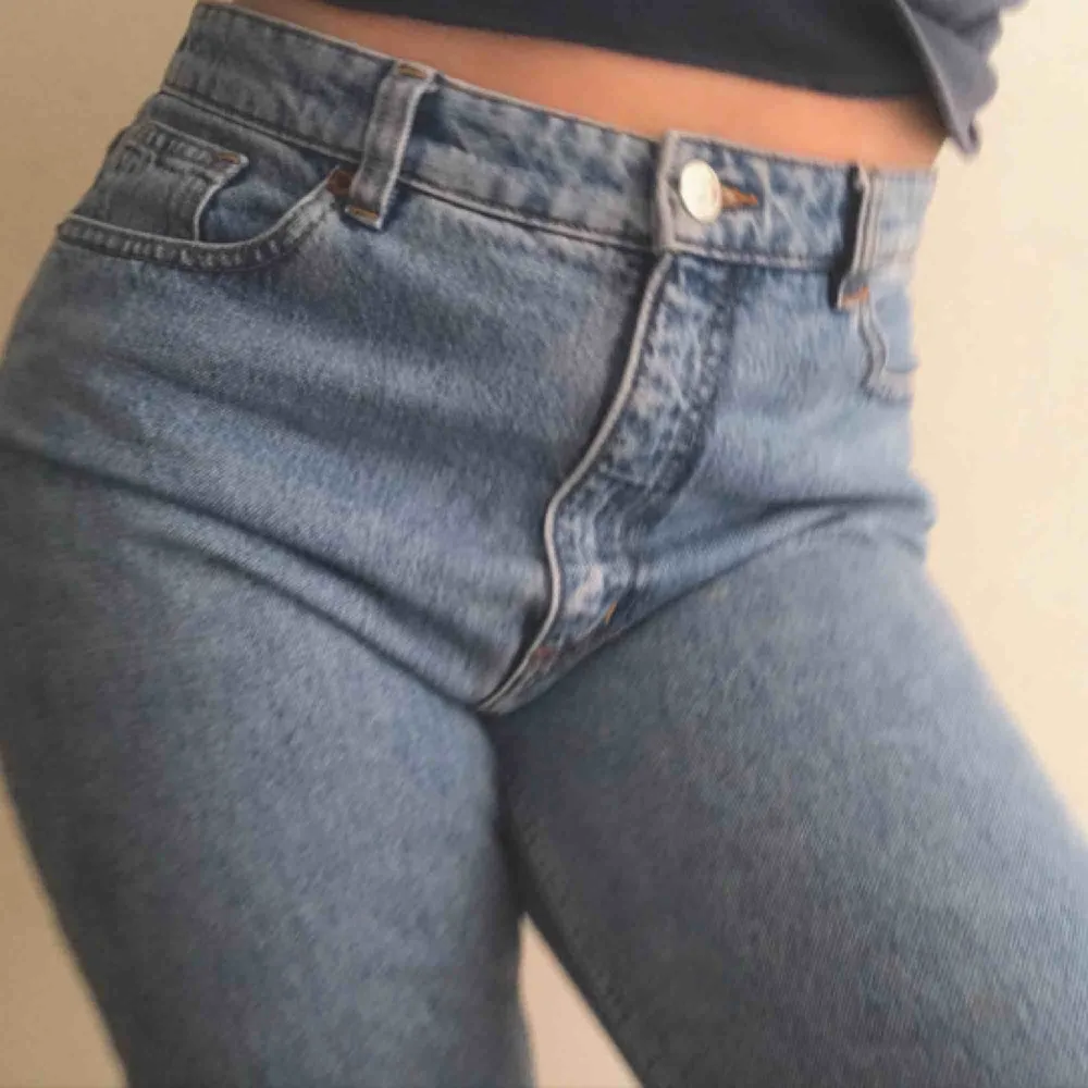 Nya monki mom jeans i storlek S! Har lite stretch och formar super bra. Nyskick💕. Jeans & Byxor.