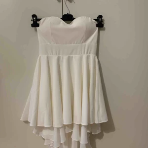 Klänning - Klänning i storlek s, endast använt en gång, finns i Odenplan Stockholm, kan skicka via post