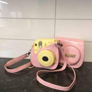 Instax mini 8 som inte används längre då jag har andra. Den fungerar felfritt och den praktiska väskan följer med.  Kan mötas upp eller så betalar köparen frakt.