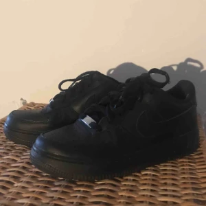  - Ett par Nike air forces i jätte bra skick, använda cirka 3 gånger. Nypris 900kr😊✨