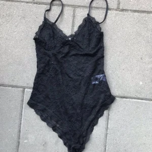  - Säljer denna jättefina spetsbody köpt på Bikbok. Den går inte att köpa längre därifrån. Den är aldrig använd så som gott som ny! 