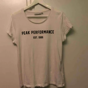  - T shirt i loosefit från peak, frakt till kommer på 30kr