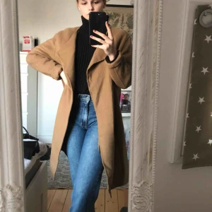  - Säljer denna snygga kappa ifrån MANGO. Används tyvärr aldrig. Strl är large, därmed är den stor i modellen för mig. Den passar alltså de med large, men är också snygg på de med mindre strl. Köparen står för frakten, 90kr