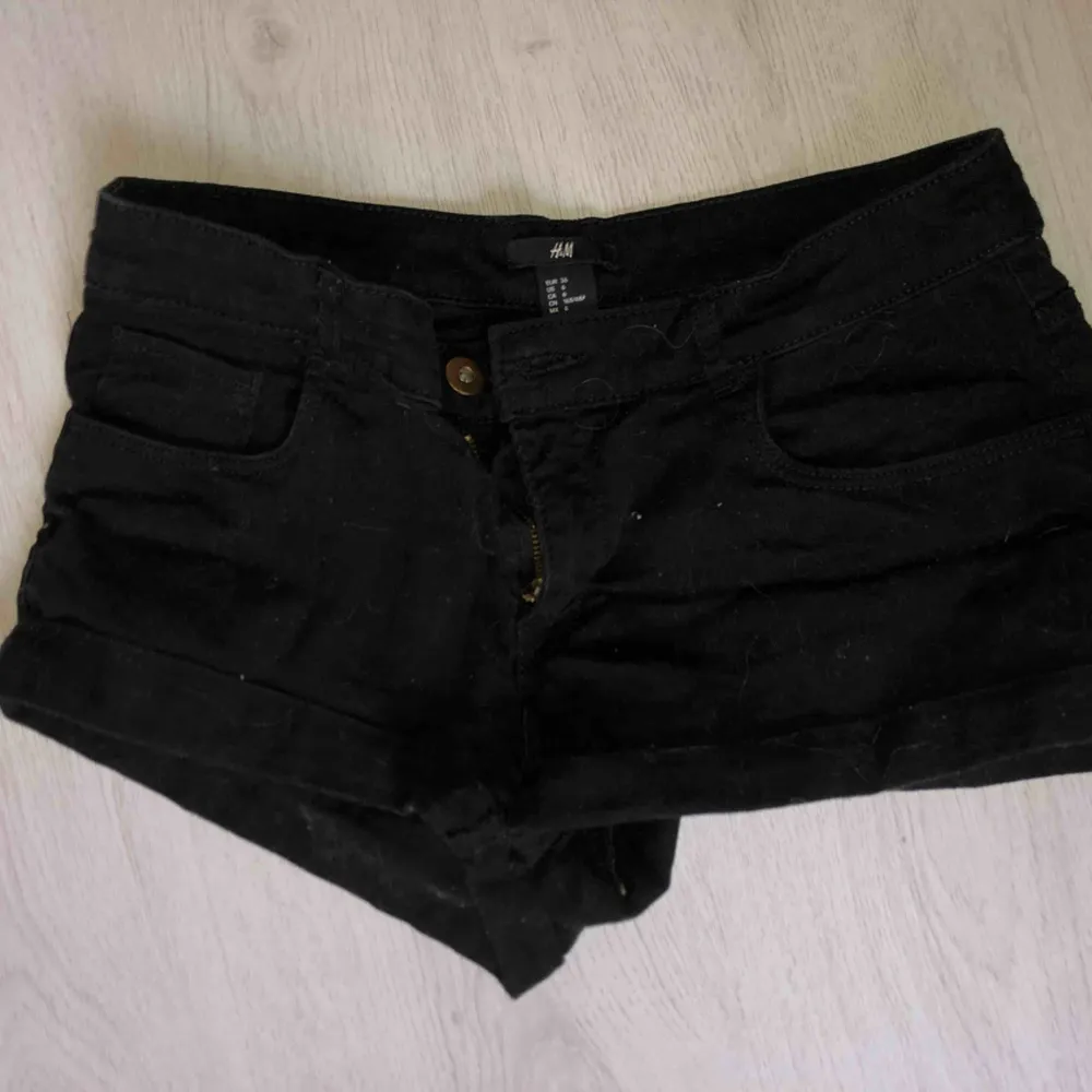 Ett par svarta sköna shorts + frakt. Shorts.