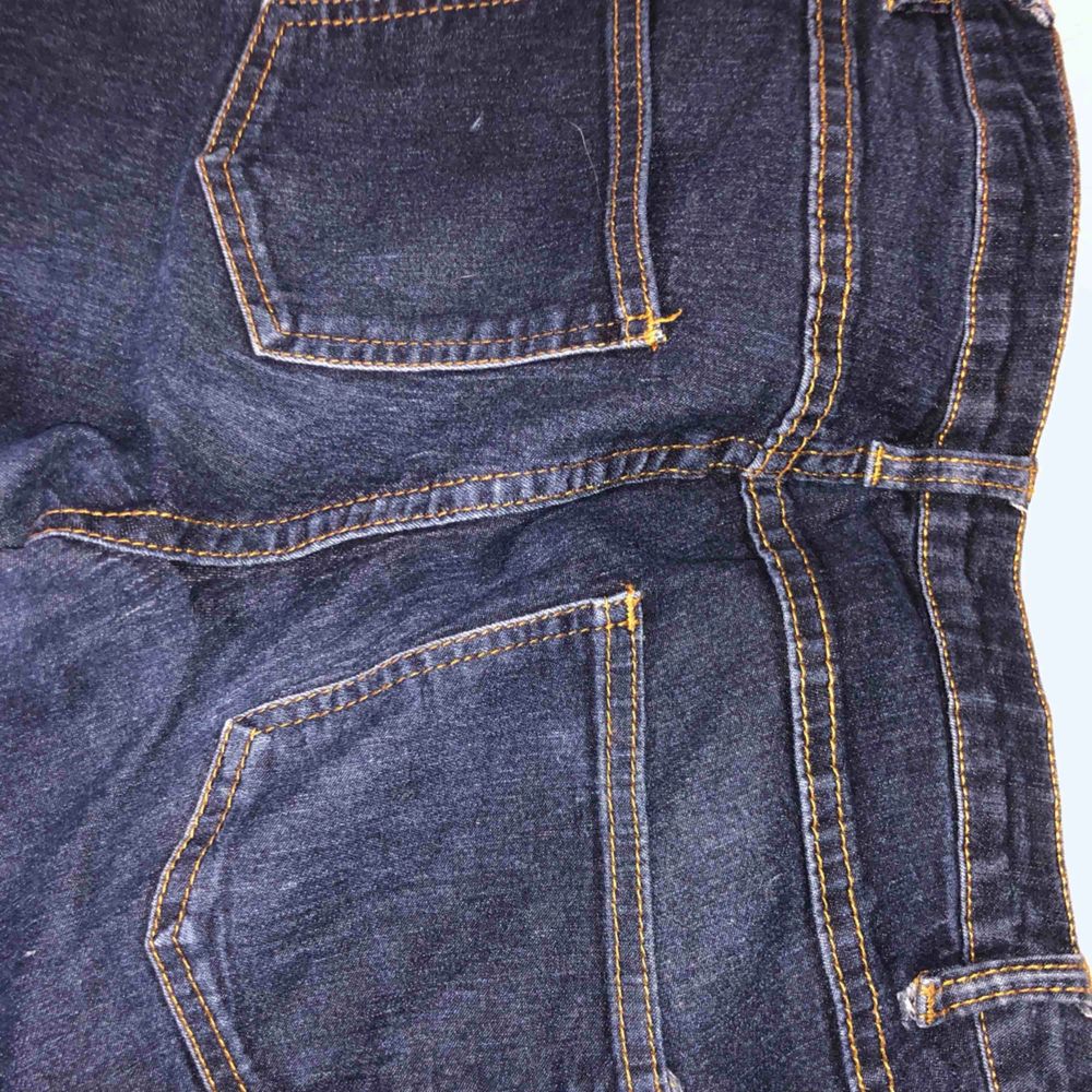 Mörkblåa vila jeans använda 1 gång + feakt. Jeans & Byxor.