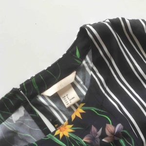  - HM trend blus. Kort fram. Något oversize. Köparen står för evt frakt. 