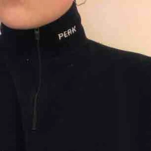  - En snygg tunn fleece från peak performance. Står ingen storlek men skulle gissa på L men sitter snyggt oversized. Är nopprig här och där (går att ta bort) och två små hål på framsidan (bild 3) möts upp eller så står köparen för frakt 