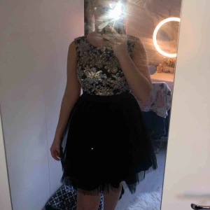  - Paljetter vid bysten, svart ballerina nederdel + frakt