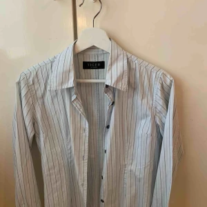  - Tiger of Sweden skjorta, storlek M men passar mig som vanligtvis har XS/S 