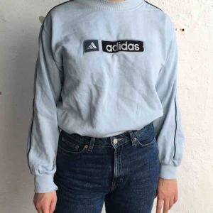  - Ljusblå adidas tröja. Lite slitage i kragen. Kan mötas upp i Göteborg annars står köparen för frakten! :)