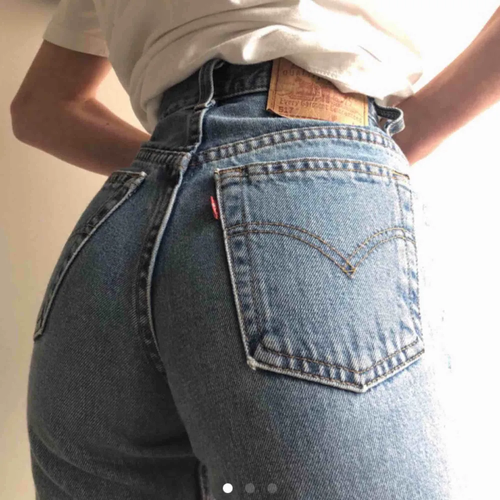 Säljer dessa Levi’s jeans som jag köpte på Plick förra veckan men som är för små för mig. Modellen heter ”Levi’s 517 slim fit bootcut”. Köparen står för frakten.. Jeans & Byxor.