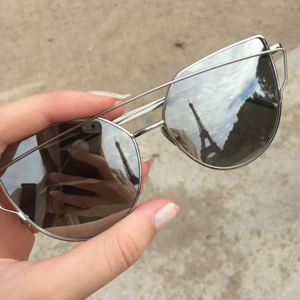 Riktigt snygga solglasögon ifrån DM Retro! Säljer då jag inte passar i glasögon tyvärr. Diskuterbart pris vid snabb affär🌹 Nypris 350kr. Accessoarer.