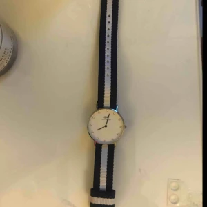  - Daniel wellington klocka. Använd fåtal gånger. Jättefräsch som ny. Pris kan ändras vid snabb affär. 