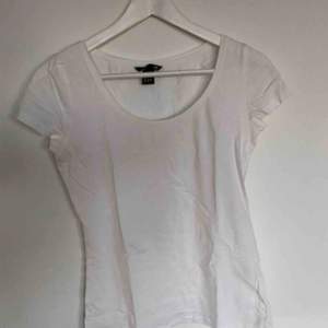 En vit t-shirt från H&M (L.O.G.G) i storlek S.