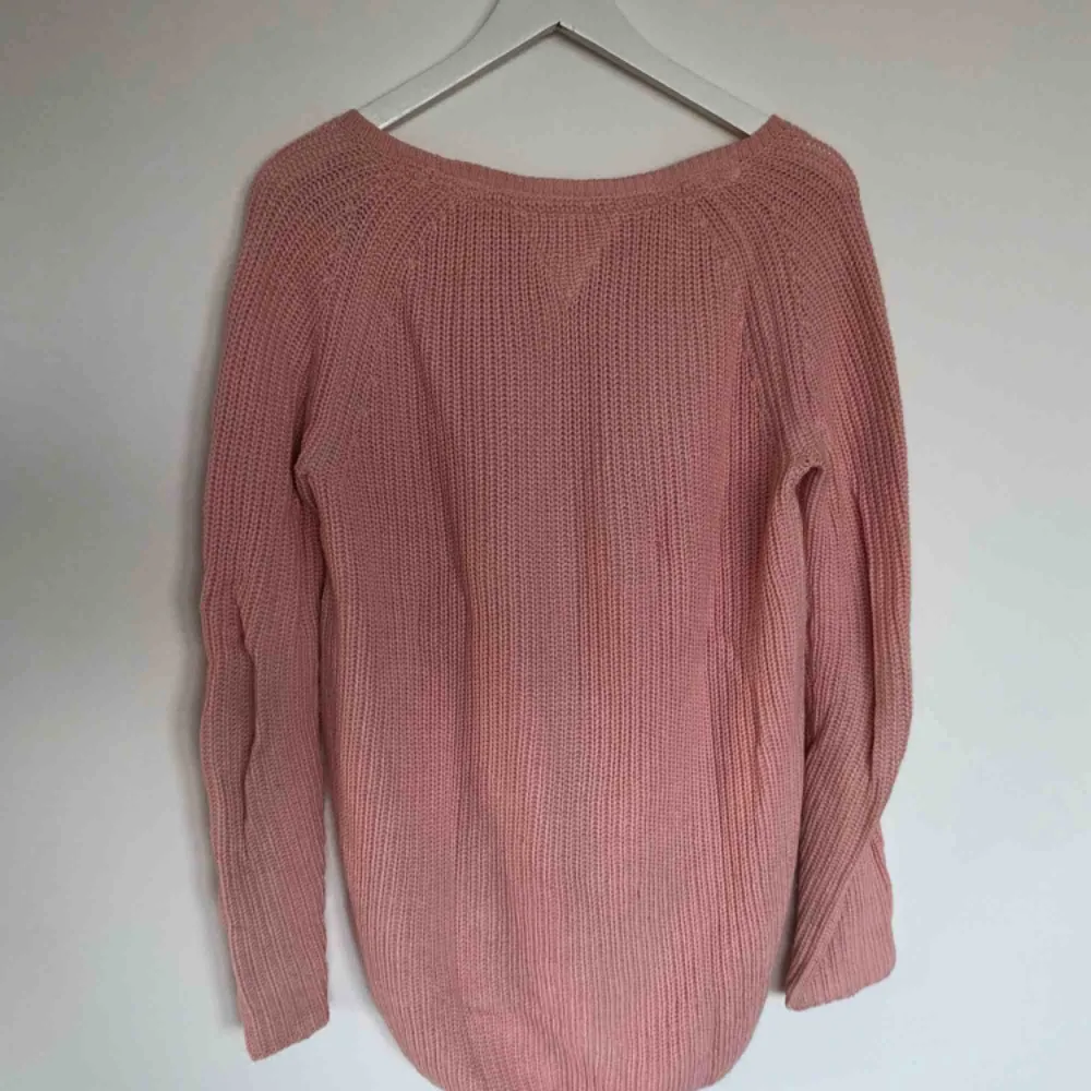 En rosa stickad tröja från Tommy Hilfiger, ser nästintill oanvänd ut. Lite längre i modellen, en fin passform.. Stickat.
