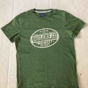  - Grön tröja som är någorlunda använd, den är köpt på second hand men fortfarande jättebra skick! Köparen betalar frakt. 