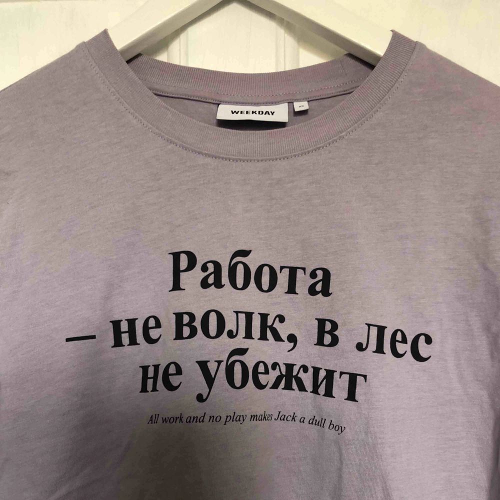 Lila tröja med rysk text från weekday. Tröjan är knappt använd, som ny! Det står storlek XS men den passar gott en S med!   Köpare står för frakt!. T-shirts.