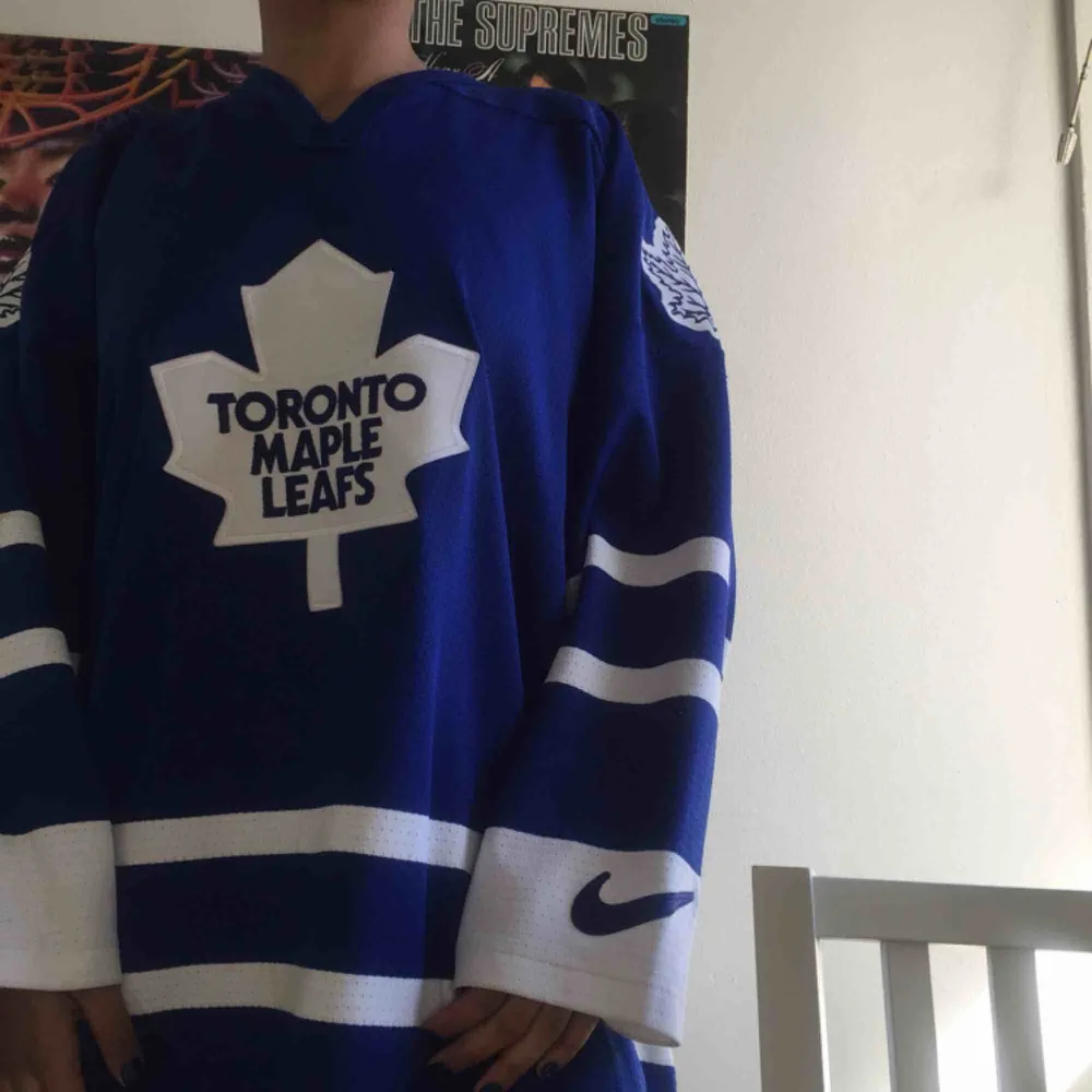 Original Toronto maple leafs tröja. Denna tröja går aldrig ur stil och funkar bra till nästan allt!. Hoodies.