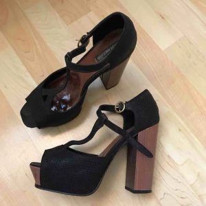  - Jättefina skor som är använda en gång. Inga repor eller skador. 