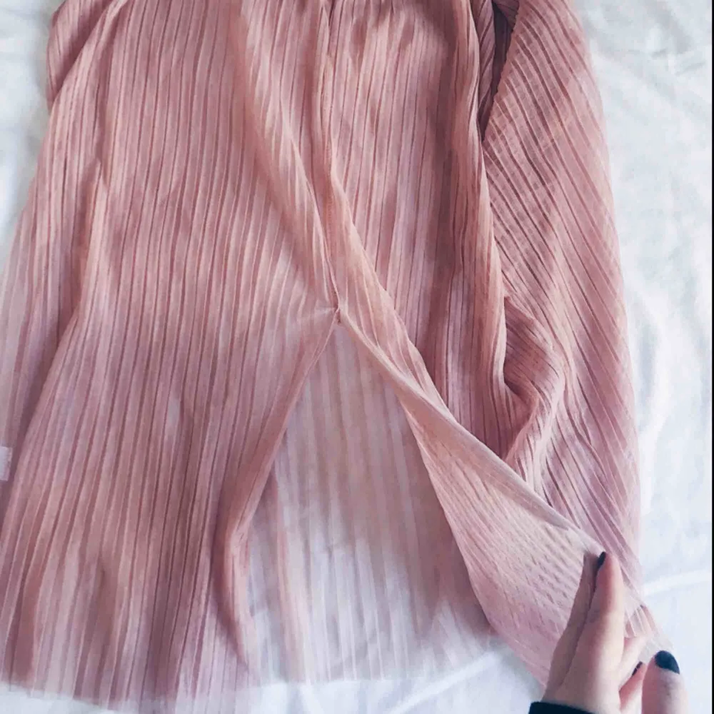 Vackert rosa/persikofärgat plisserad tröja. See through och öppen i ryggen! . Toppar.