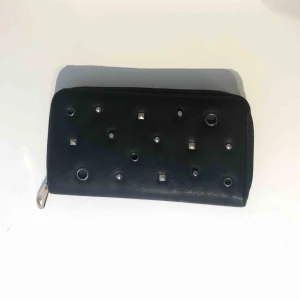  - Svart plånbok i skinn med olika sorters nitar på. Plats för massor av kort osv invändigt. Även ett ytterfack på baksidan. Frakt tillkommer! 