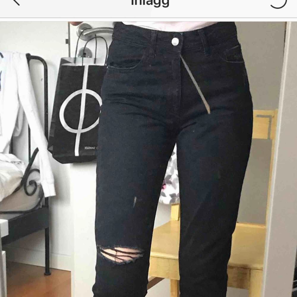 Svarta jeans, smutsen e på spegeln hehe😆. I nyskick. Modellen är 175 och de slutar ganska högt upp!  Köparen står för frakten💕✨. Jeans & Byxor.