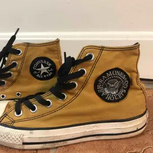 Coola Converse med Ramones logga på utsidan av båda skorna. Använda väldigt lite. Självklart äkta.