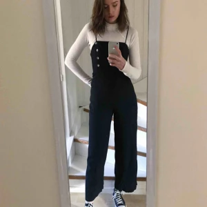  - Jättefin byxdress från Urban Outfitters. Som ny. Lätt och fint linnetyg. 