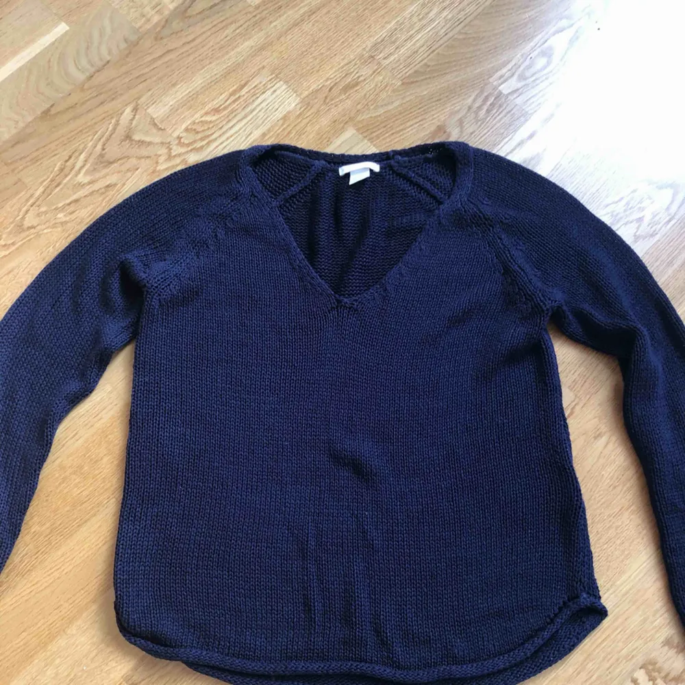 Stickad tröja från H&M. Använd max 2 gånger. Nytt skick. Loose fit. Mörkblå. . Tröjor & Koftor.