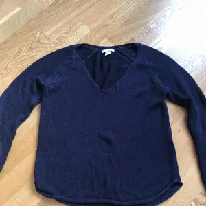 Stickad tröja från H&M. Använd max 2 gånger. Nytt skick. Loose fit. Mörkblå. 