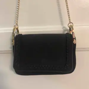 Superfin väska från H&M. Sparsamt använd men har en rosa fläck på baksidan (bild 3) som ej syns när en har den på sig.
