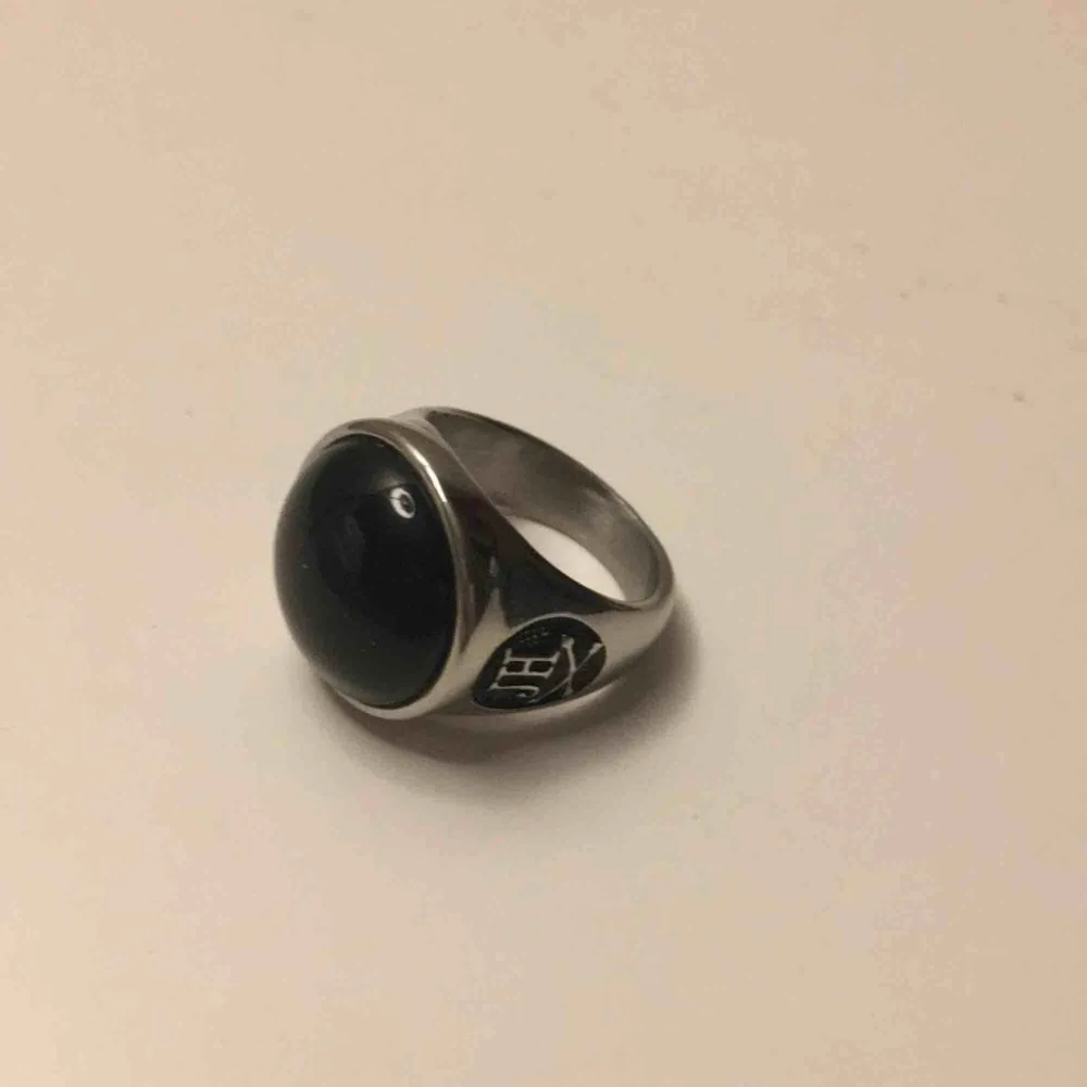 Silverfärgad ring med svart sten av märket Jernhest. Köpt för 350kr. . Accessoarer.