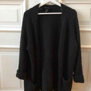  - Mysig svart kofta som säljes för jag har får många. Oversize så funkar som M också! Kan mötas upp i Gbg annars tillkommer frakt✨