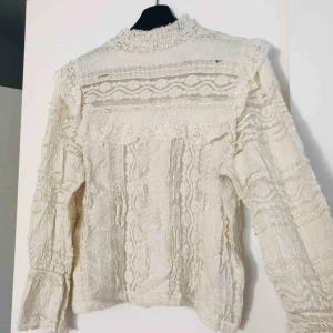  - Säljer spelstopp/festtopp från hm i stl 36, använd endast en gång! Legat i garderoben därav skrynklig🖤  Buda gärna!