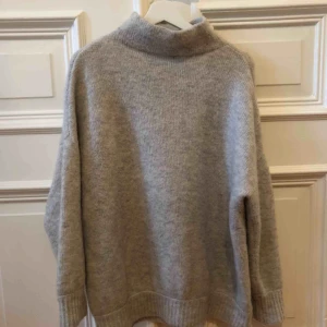  - Supermysig stickad tröja i mohair från hm. Går en bit över rumpan, så lite längre modell. Kan mötas upp i Gbg annars tillkommer frakt✨