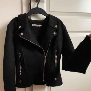  - En svart mocka jacka från Diabless super fin!   Frakt ingår