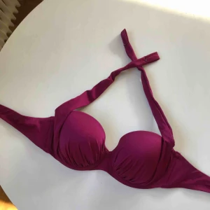  - ALDRIG ANVÄND, bikinitopp ifrån Calzedonia. Kan knytas på tre olika sätt (som på bilderna). 😈