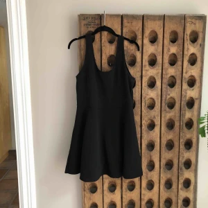  - Klänning Divided Hm Längd 80 cm Midja 80 Använd men fin! Frakt ingår Polyester/elastane