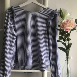  - En jättesöt blus från Lefties! Kan mötas upp i Uppsala eller så står köpare för frakt!