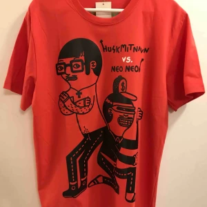  - En ny ”Husk mit navn” t-shirt i storlek L.  25:- plus Frakt 18:- = 43:- totalt