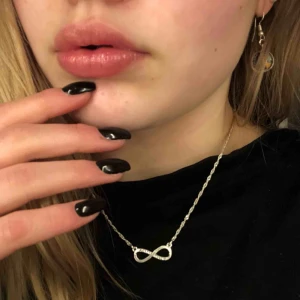  - Ett väldigt fint halsband som används för lite!! Väldigt bra skick 🤩 frakt tillkommer/ möts i Karlstad!📍 Swish eller kontant 💵