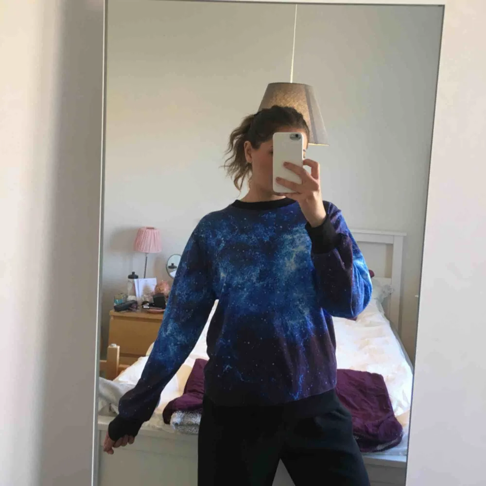 Jättefin tröja med rymd-motiv både fram och bak. Köpt på eBay, men knappt aldrig använd så i bra skick. Står ingen storlek men det är one-size!. Tröjor & Koftor.