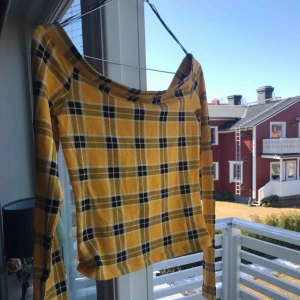  - Super fin off shoulder tröja med lite vintage stil. Aldrig använd, passar perfekt till sommaren med den gula färgen. Frakten går på 60kr, för bättre bilder skriv privat