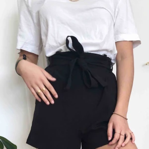  - Skitsnygga högmidjade shorts! I perfekt skick, checka gärna min profil för fler plagg💕