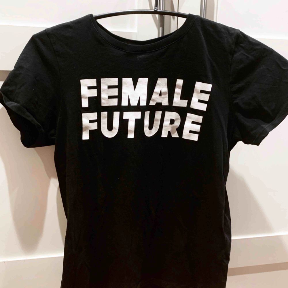 FEMALE FUTURE. Skönt material. T-shirts.