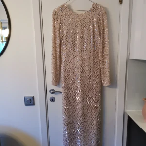  - Paljettklänning från Asos. Slits i sidan. Använd 1 gång. 