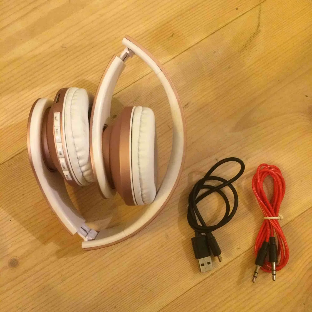 Ett par rosegold Bluetooth hörlurar med ok kvalite laddare och sladd ingår. Övrigt.